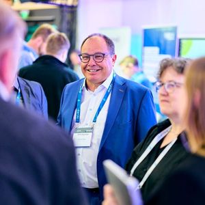 Andreas Kraft, Managing Director bei der Dierck Group, auf der InnoIT im Gespräch mit Teilnehmern(Bild:  Dierck Group)