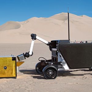 Test des FLEx-Rovers von Astrolab und seines Roboterarms. Die Tests wurden in der Nähe des Death Valley, Kalifornien, durchgeführt.(Bild:  Astrolab)