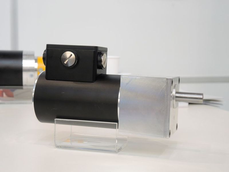 Der kompakte Antrieb: DC-Motor mit integrierter Steuerung und Stirnradgetriebe. (Stefanie Michel)