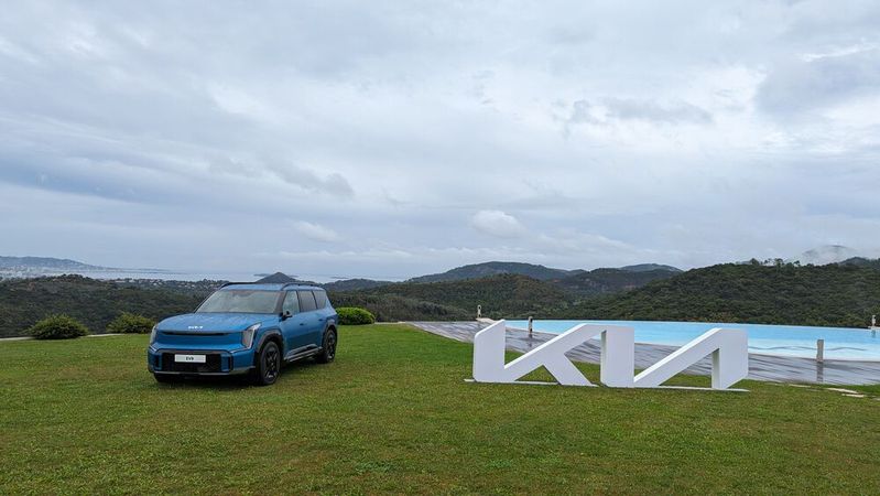 Ein teures Auto in schickem Ambiente – so präsentiert sich Kia mit dem EV 9. Doch künftig soll es auch wieder günstigere Elektroautos geben.(Bild:  Rosenow – VCG)