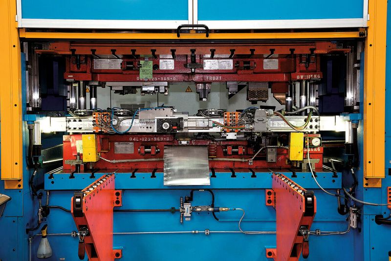 Der neue Stanz- und Umformautomat mit 3D-Transfereinrichtung von Dreher Automation besteht aus einem Monoblock-Pressengestell in geschachtelter Ausführung, was eine optimale Steifigkeit sicherstellt und damit auch eine hohe mechanische Bearbeitungsqualität. (Bild: Haid)