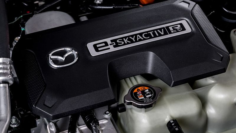 6. Der Antrieb:  Mazda bringt im MX-30 R-EV den Rotationskolbenmotor bzw. Wankelmotor zurück – erstmals seit dem Aus des Sportwagens RX-8 vor über zehn Jahren. Das Aggregat leistet 55 kW/75 PS und ist mechanisch nicht mit den Rädern verbunden. Stattdessen dient es über einen Generator der Stromproduktion für den 125 kW/170 PS starken Elektromotor. Es handelt sich also um einen seriellen Plug-in-Hybrid. Die elektrische Reichweite beträgt kombiniert um die 85 Kilometer, was für einen Plug-in-Hybrid ein guter Wert ist. Wenn sie aufgebraucht ist, macht sich der Wankelmotor beim Tritt auf das Gaspedal allerdings ziemlich laut bemerkbar. Ein weiterer Negativpunkt ist der Verbrauch: Der lag bei uns stets bei über sechs Litern. (Bild: Mazda)
