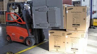 Bild 1: Kartonklammern von Gabelstaplern sollen beim Heben der Ladung nur so viel Druck auf die Verpackung ausüben, dass ein Durchrutschen verhindert wird.  (Bild: Kaup)