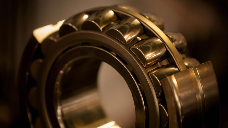 NSK stellte schon vor etwa zwanzig Jahren fest, dass die tatsächliche Lebensdauer der Wälzlager und deren tatsächliche Lebensdauer in Dauertests immer weniger übereinstimmten. (Bild:  bizoo_n - stock.adobe.com)