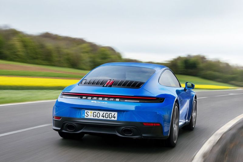 Auch der 911 Carrera hat eine in Details modifizierte Optik. (Bild: Porsche)