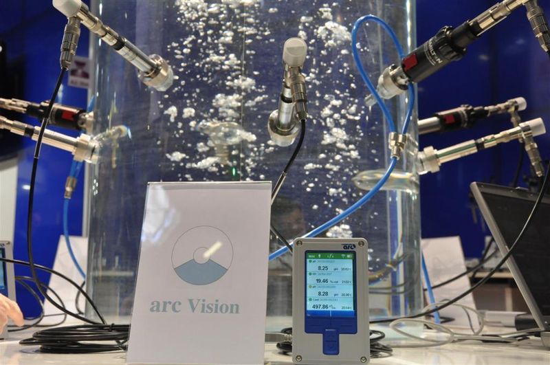 ARC-Sensoren umgehen den Transmitter und kommunizieren direkt mit dem Prozessleitsystem. Das ARC View Handheld befähigt den Nutzer, die Messwerte zu überwachen, ARC-Sensoren zu kalibrieren und verschiedene Parameter zu konfigurieren. Die Standardversion kann mit bis zu 31 ARC-Sensoren kabellos und parallel zu der Hauptschnittstelle der SPS kommunizieren. (Archiv: Vogel Business Media)
