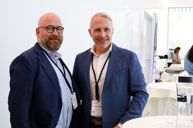 Alexander Marr (l., Global Information Distribution) mit Christian Dick (TIM) (Bild: TIM)