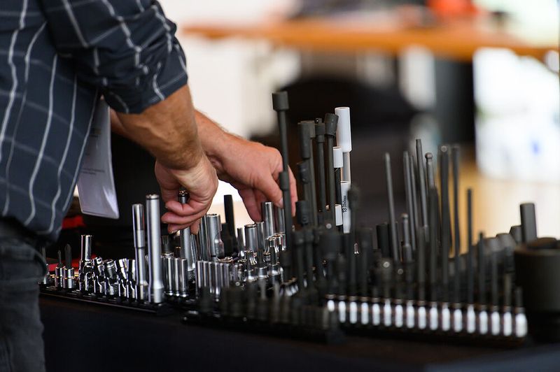 „Wir waren zum ersten Mal auf der Schraubtec in Bochum im September dabei. Hier hat uns das Konzept der Schraubtec so überzeugt, dass wir auch in Dresden dabei sind“, verrät Frank. Heinz Hesse agiert als Distributor der Ko-ken Europe S.A., Experte in Sachen Steckschlüssel. (Bild: Stefan Stark/VCG)