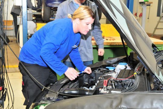 Gabriele Becker aus Nordrhein-Westfalen, die spätere Siegerin, versucht zu ergründen, warum bei dem VW Golf die MIL leuchtet und das Fahrzeug die AU nicht bestanden hat. (Archiv: Vogel Business Media)