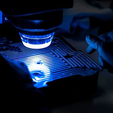 Es geht nicht darum, große Mengen einfacher Komponenten zu produzieren, sondern darum, spezielle Materialien schnell, flexibel und präzise ohne Grate und Spannungen zu bearbeiten.  (Bild: Precision Micro)