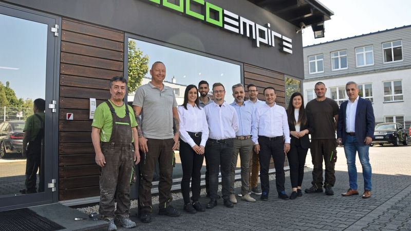 Sükür (Mitte) und Kudret Acikgöz (r.) haben ein Team zusammengestellt, das insgesamt elf Sprachen spricht. (Bild: Achter – »kfz-betrieb«)