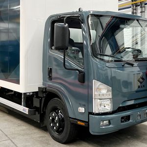 Das Fahrerhaus des BAX ist niedrig, wie Josha Felix Kneiber, Leiter Produktmanagement & Strategischer Vertrieb Elektromobilität bei BPW, zeigt.  (Bild:  BPW Bergische Achsen/BAX)