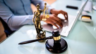 Trotz des unterschiedlichen Stands in der Digitalisierung greifen einige Gerichte in Bayern und Baden-Württemberg auf Videoverhandlungen zurück (© Andrey Popov – stock.adobe.com)