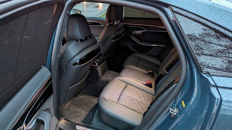 Hinten sieht es auf den ersten Blick genauso generös aus wie vorn. Beim Probesitzen empfinden größere Passagiere allerdings einen Mangel an Knieraum. Die Lehnen der Vordersitze sind auch sehr voluminös. (Bild: Rosenow – VCG)