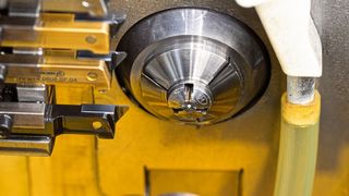 Für das Langdrehen von Uhrenschrauben setzt man bei Aeschlimann auf das Werkzeug µ-Finish und Maschinen von Tornos des Typs Swiss Nano. (Bild: Horn/Sauermann)