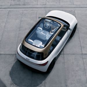 Die batterieelektrische Studie fällt durch ein großes Glas-Panoramadach sowie eine markante Lichtsignatur auf.(Bild:  Smart)