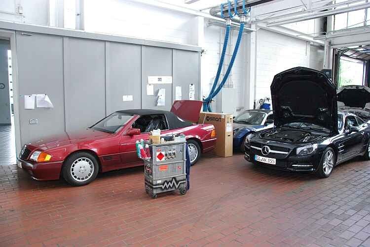 Treffen der Generationen: In der Werkstatt von Neils & Kraft sind auch ältere Fahrzeuge regelmäßig zu Gast. (Foto: Rosenow)