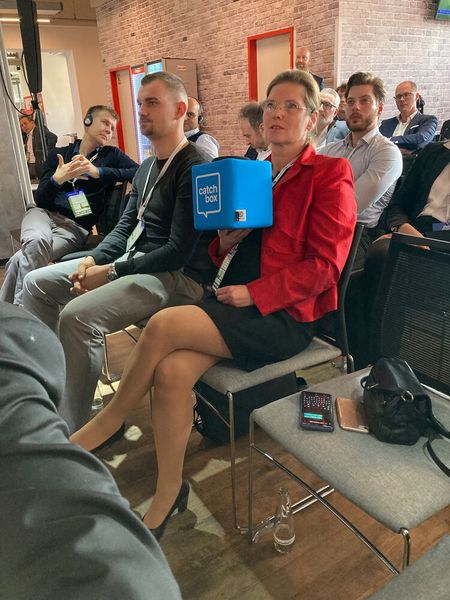 Heike Diebler (März Network Services) nutze die Gelegenheit über das Macmon-Partnerprogramm zu diskutieren. (Bild: Macmon Secure)