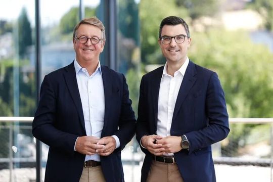 Billion und Engel, bekannt für innovative Spritzgießtechnik für Kunststoffe, informieren, dass ab sofort kooperiert wird. Von links: Korbinian Kiesl, CEO von Billion, und Stefan Engleder, der CEO von Engel Austria, nach der Abmachung. Davon sollen auch die Anwender profitieren. . Her mehr dazu ...(Bild:  Engel Austria)