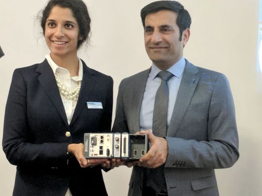 Sunaina Kavi (links) und Rahman Jamal präsentieren den neuen CompactRIO-Controller mit TSN-fähigen Ethernet-Ports. Sunaina Kavi (links) und Rahman Jamal präsentieren den neuen CompactRIO-Controller mit TSN-fähigen Ethernet-Ports.