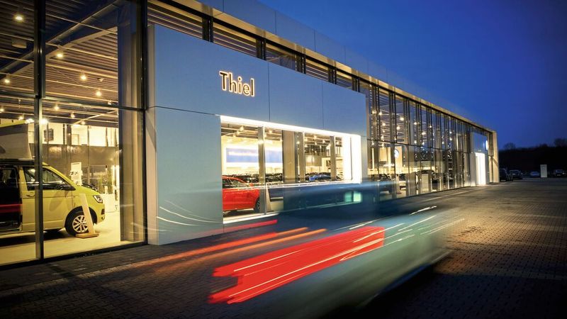 Die Thiel-Gruppe (VW, Audi, Seat, Cupra, Skoda, Porsche, Ora, Wey) in Paderborn hat sich als Unternehmen neu organisiert und neue  Vertriebsmarken hinzugenommen, um  flexibler auf Kundenbedürfnisse zu reagieren. Der Händler hat jetzt für jede seiner Vertriebsmarken eigene Markenverantwortliche und auch einen Gesamtvertriebsverantwortlichen für die Volumenmarken der Gruppe. Ora und Wey wurden in diesem Jahr Teil des Markenportfolios. (Bild: Thiel-Gruppe)