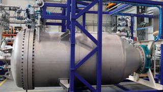 Der Kerzenfilter ist eine kompakte Einheit, arbeitet vollautomatisch und erlaubt hohe Durchsatzleistungen. (BHS-Sonthofen)