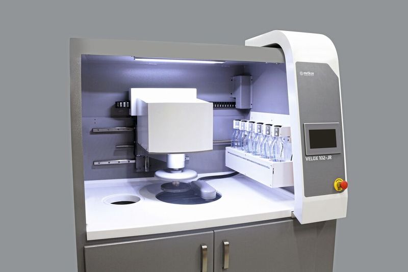 Velox 102JR automated system for a sample holder with 6 samples (Image:Schütz+Licht Prüftechnik GmbH)