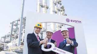 Mit den ausgebauten Produktionsverbünden in Antwerpen und Marl will Evonik seine Marktpositionen in der C4-Chemie langfristig weiterentwickeln und stärken. Im Bild: Johann-Caspar Gammelin, Vorsitzender der Geschäftsführung der Evonik Performance Materials, Geert Bourgois, Ministerpräsident von Flandern, Christian Kullmann, Chief Strategic Officer und Vorstandsmitglied von Evonik Industries (v.l.) (Bild: Evonik Industries)