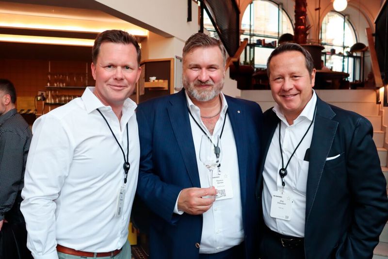 Diese drei verstehen sich gut – (v.l.) Tim Henneveld (TIM), Thomas Merkle (SVA) u. Jörg Eilenstein (TIM). (Bild: TIM AG)