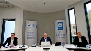 Der Vorstand des hessischen Kfz-Landesverbands während seiner ersten digitalen Mitgliederversammlung: Präsident Jürgen Karpinski (Mitte), Geschäftsführer Joachim Kuhn (links) und Pressesprecher Roger Seidl.   (Kfz-Gewerbe Hessen)
