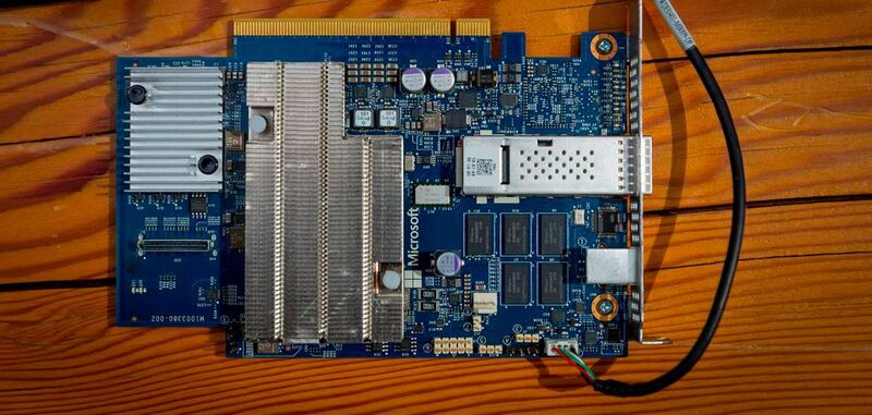 Muster einer FPGA-basierten Hardware-Plattform für "Project Brainwave". Auf seiner Entwicklerkonferenz Build 2018 kündigte Microsoft an, seine KI-Plattform auch für Kunden zugänglich zu machen. 