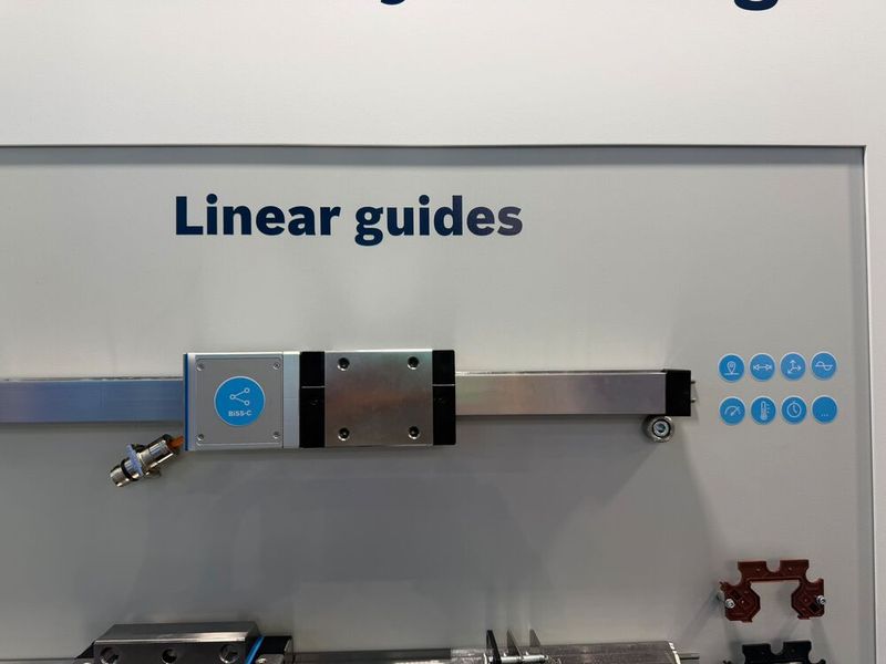 Die neue Linearführung mit integriertem Messsystem von Bosch Rexroth mit neuer BiSS-C-Schnittstelle misst Beschleunigung, Lage, Temperatur sowie Laufleistung und Betriebsstunden. (Bild: Stefanie Michel)