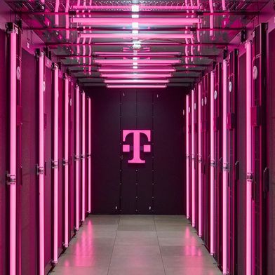 telekom-ki-fabrik-cindy-20albrecht-1296x729v1 (Bild: Deutsche Telekom AG/Cindy Albrecht, Robert Dieth)