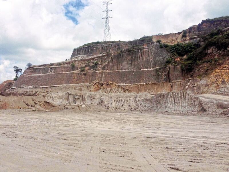 Bild eines Puzzolan-Abbaus in Guatemala. Dort werden große Mengen vulkanischer Aschen zu Zementen zugesetzt, um den CO2-Ausstoß zu senken. (Herbert Pöllmann)