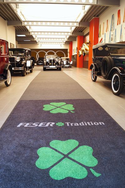 In einem eigenen Museum stellt Feser seine automobilen Kostbarkeiten aus. (Feser Graf)