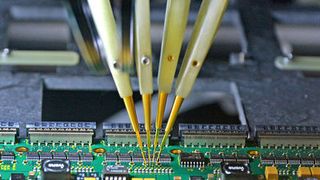 Baugruppenprüfung mit einem Flying-Probe-Tester. (Bild: Productware)