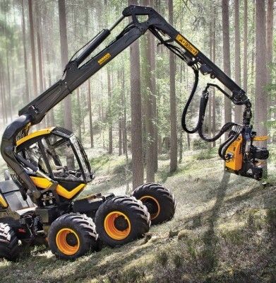 Red Dot Award 2015 - Forstmaschine Ponsse Scorpion von Ponsse: In der Forstwirtschaft, die sich an enge Vorgaben halten muss und an der Maxime der Effektivität gemessen wird, spielt auch die Wirtschaftlichkeit der Forstmaschinen eine zentrale Rolle. Der Ponsse Scorpion wurde konzipiert mit der Zielsetzung, Anforderungen wie Benutzerfreundlichkeit, Produktivität und Sicherheit gleichermaßen zu erfüllen. Als Flaggschiff einer neuen Art von Forstmaschinen beeindruckt er durch eine Gestaltung, die alle für eine solche Maschine nötigen Elemente in einer harmonischen Formensprache vereint. Gut gelöst ist auch die Produktgrafik dieses Harvesters, da sie eine markante Signalwirkung im Wald erreicht und zugleich einen hohen Wiedererkennungswert schafft. Eine Innovation im Bereich der Forstmaschinen ist darüber hinaus die Positionierung des Fahrers. Die neu interpretierte Fahrerkabine erlaubt ihm eine uneingeschränkte Rundumsicht auf sein gesamtes Arbeitsumfeld. Dies erhöht die Sicherheit, wobei er überaus komfortabel agieren und die Bedienelemente intuitiv steuern kann. Da der Scorpion zudem über eine hervorragende Fahr- und Standstabilität sowie einen nur minimalen Bodendruck verfügt, ermöglicht er eine maximierte Produktivität mit Rücksicht auf die Umwelt und die ergonomischen Bedürfnisse des Fahrers. Der Gestaltung gelingt es daher eindrucksvoll, einer derartigen Maschine eine neue Formensprache und Funktionalität zu verleihen. Auch durch ihre Nutzerfreundlichkeit werden neue Standards für die Zukunft definiert.  (Red Dot)