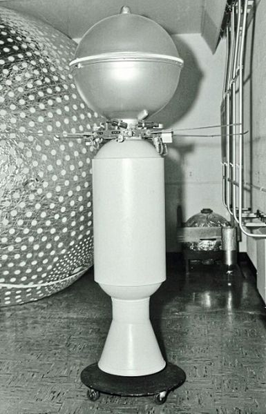 Bild 4: Der Container für Echo 1A auf der Oberstufe der Trägerrakete; die Kugel misst 66 Zentimeter. (Bild: NASA APPEL Knowledge Services CC BY-NC 2.0 )