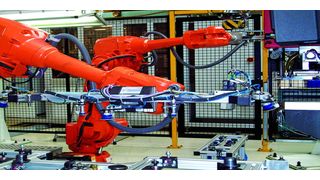 Ein Highlight auf den Innodays: Auf dieser Hybridanlage wird das klassische Fügen, in diesem Fall das Punktschweißen, mit dem Kleben verbunden und die Komponenten (Trägerbleche für Heckscheibeneinsätze) so mit einer höheren Festigkeit ausgestattet. (Bild: Munde)