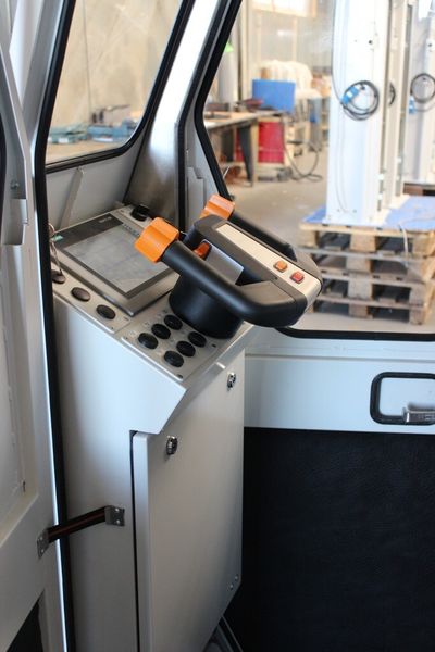 Gelenkt wird der Zug mit einem Multifunktionslenkrad. Eine Allradlenkung in Achsschenkelausführung stellt sicher, dass der Zug stabil fährt und alle Wagen genau derselben Spur folgen. Für zusätzliche Sicherheit reduziert das System, falls nötig, automatisch die Geschwindigkeit. (Bild: CSP)