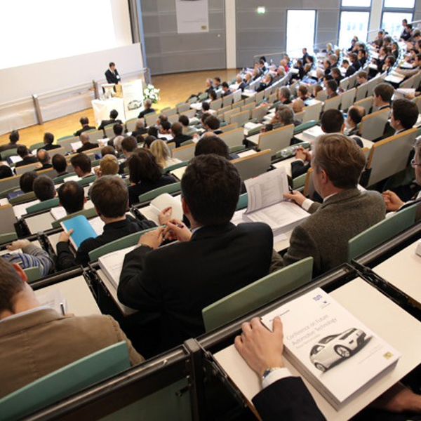 Mit rund 400 Teilnehmern aus Wirtschaft und Wissenschaft war die diesjährige Conference on Future Automotive Technology sehr gut besucht.  (Foto: Bayern Innovativ/Thomas Geiger)