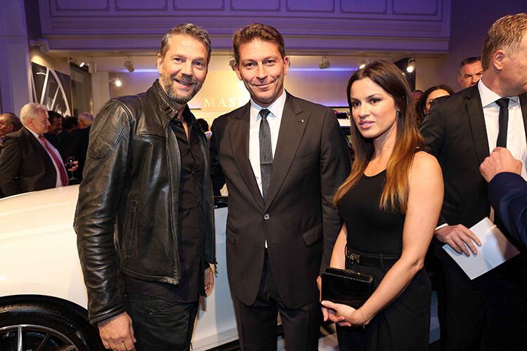 ... die hier mit ihrem Schauspieler-Kollegen Kai Wiesinger Maseratis Europa-Chef Giulio Pastore einrahmt. (Foto: Maserati)