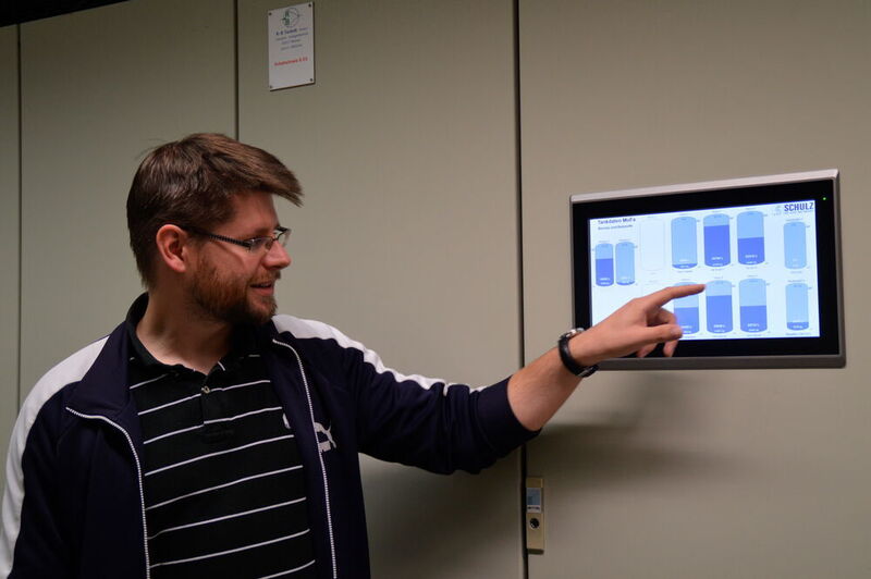 Einen weiteren Panel-PC installierte Jens Ziniel, der sich bei Schulz um die Verfahrenstechnik sowie neue Technologiekonzepte kümmert, im Technikraum der Tankanlage. (Sonja Pfaff)