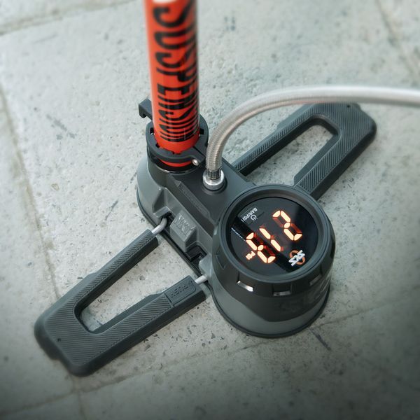 Mit der Standpumpe „Rennkompressor Suspension“ stellt SKS Germany eine Variante des bekannten Modells für die präzise Abstimmung von Federelementen vor, die sich besonders für Profi-Werkstätten eignet. Bis zu 400 psi (27,5 bar) lassen sich mit geringem Kraftaufwand in Dämpfer und Gabel pumpen. Mit einer Rändelschraube am Pumpenkopf kann der Luftdruck durch präzises Ablassen feinjustiert werden. Auch ein verlustfreies Abkoppeln ist so möglich. Die zweistufige Verschraubung am AV-Ventil soll Druckverluste beim Ab- und Anschrauben minimieren. Ein digitales Manometer liefert die exakten Messwerte, die bei Federgabeln und Dämpfern nötig sind. Mit dem zwei Meter langen Stahlflex-Schlauch bleibt das Handling auch bei schwer zugänglichen Bauteilen einfach – etwa am Fahrrad im Montageständer. Die Gummi-Ummantelung schützt den Rahmen vor Kratzern. Das Metallrohr und der rutschfeste Aluguss-Fuß sorgen für Stabilität und dank der einklappbaren Füße und dem abnehmbaren Holzgriff lässt sich die Pumpe gut verstauen. Der Rennkompressor Suspension kostet 199,99 Euro und ist ab Anfang 2026 lieferbar. (Bild: www.sks-germany.com | pd-f)