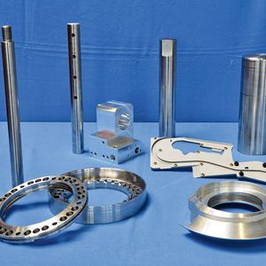 Hochkomplexe präzise Referenzteile mit grosser Fertigungstiefe in verschiedenen Materialien.