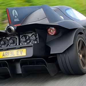 Das Hipercar ist ein E-Auto, doch es gibt im Heck ein Auspuffrohr für die Range-Extender-Turbine.(Bild:  Ariel)