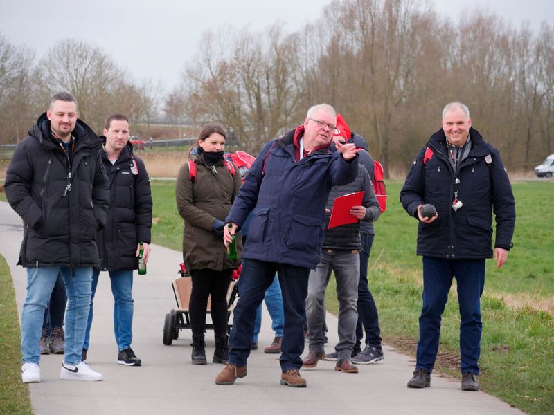 Genau da muss die Kugel hin: Hartmut Beier von Listan (r.) erhält Experten-Tipps. (Bild: Agando/Source IT Distribution GmbH)