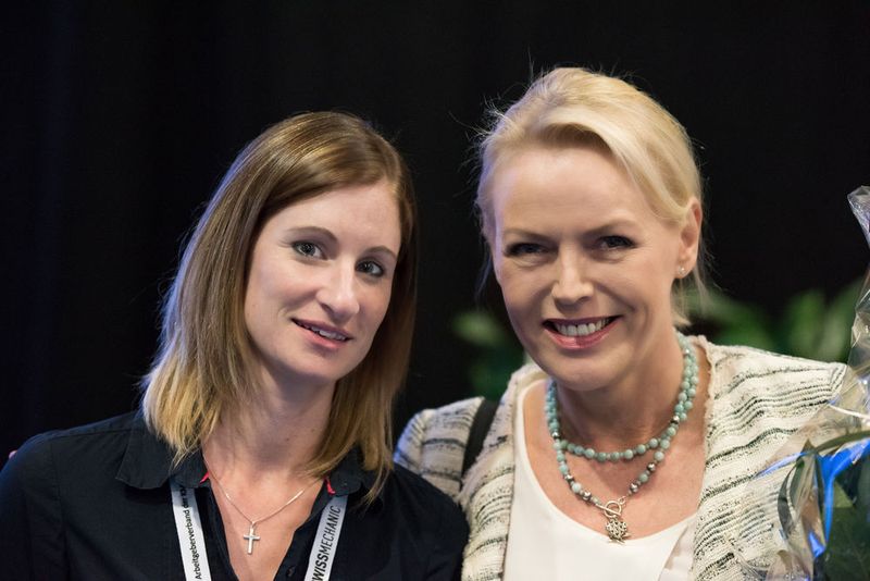 Melanie Eichenberger, verantwortlich für den reibungslosen Ablauf des Anlasses und Katja Stauber. (Bild: 720 GmbH/ Peter Schäublin)