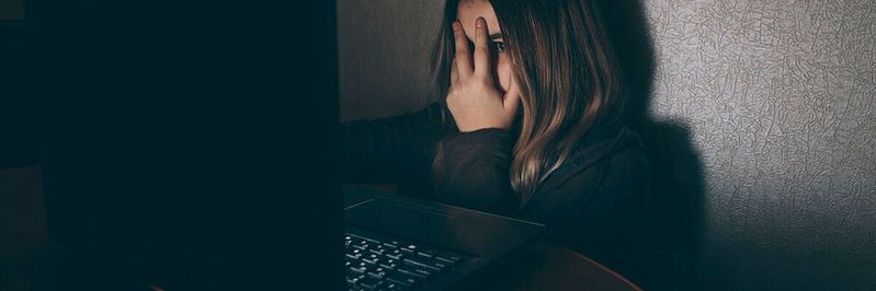 Konkret wird eine Überarbeitung der Gesetze zum Schutz von Frauen online, einen besseren Zugang zu Hilfsangeboten, mehr Bildung und besseres Training von Sicherheitsbehörden zum Thema Online-Sicherheit empfohlen