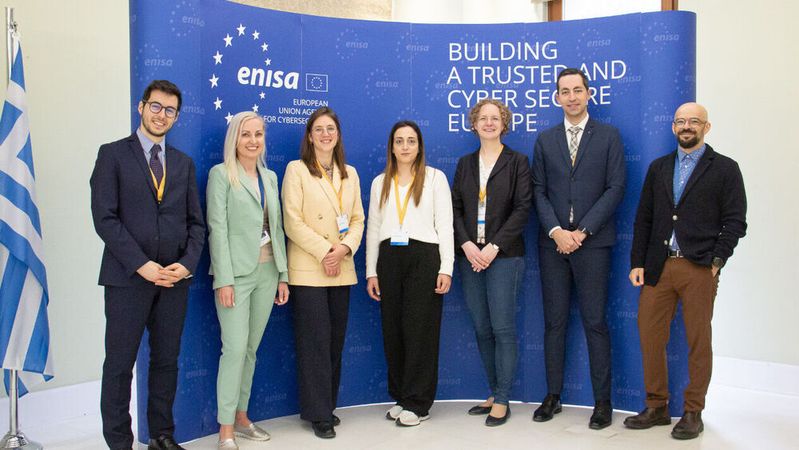 Der Vorsitz für die AdCo CRA wurde Anna Schwendicke am 19. März in Athen übertragen. Hier zu sehen sind (v.l.n.r): Tommaso Bernabo (DG Connect), Perit Kirkmann-Raave (ENISA), Maika Fohrenbach (DG Connect), Xenia Kyriakidou (Digital Security Authority Zypern - Vice-Chair AdCo CRA), Anna Schwendicke (BSI - Chair AdCo CRA), Luis Miguel Vega Fidalgo (DG Connect), Razvan Gavrila (ENISA).(Bild:  ENISA)